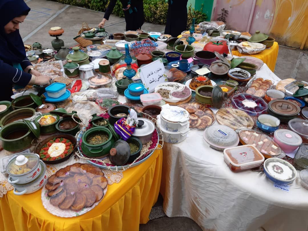 نمایشگاه غذاهای محلی دانش آموزان باران اندیشه به مناسبت روز رشت